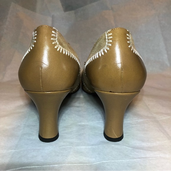 Via Spiga Vintage Italian Leather and Suede pump, size 9 1/2 M. - Picture 7 of 10